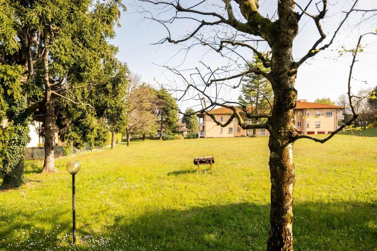 Como-Swiss 15 Min - Big Home With Parking - Terrace - Wifi Olgiate Comasco 0*,  Italy