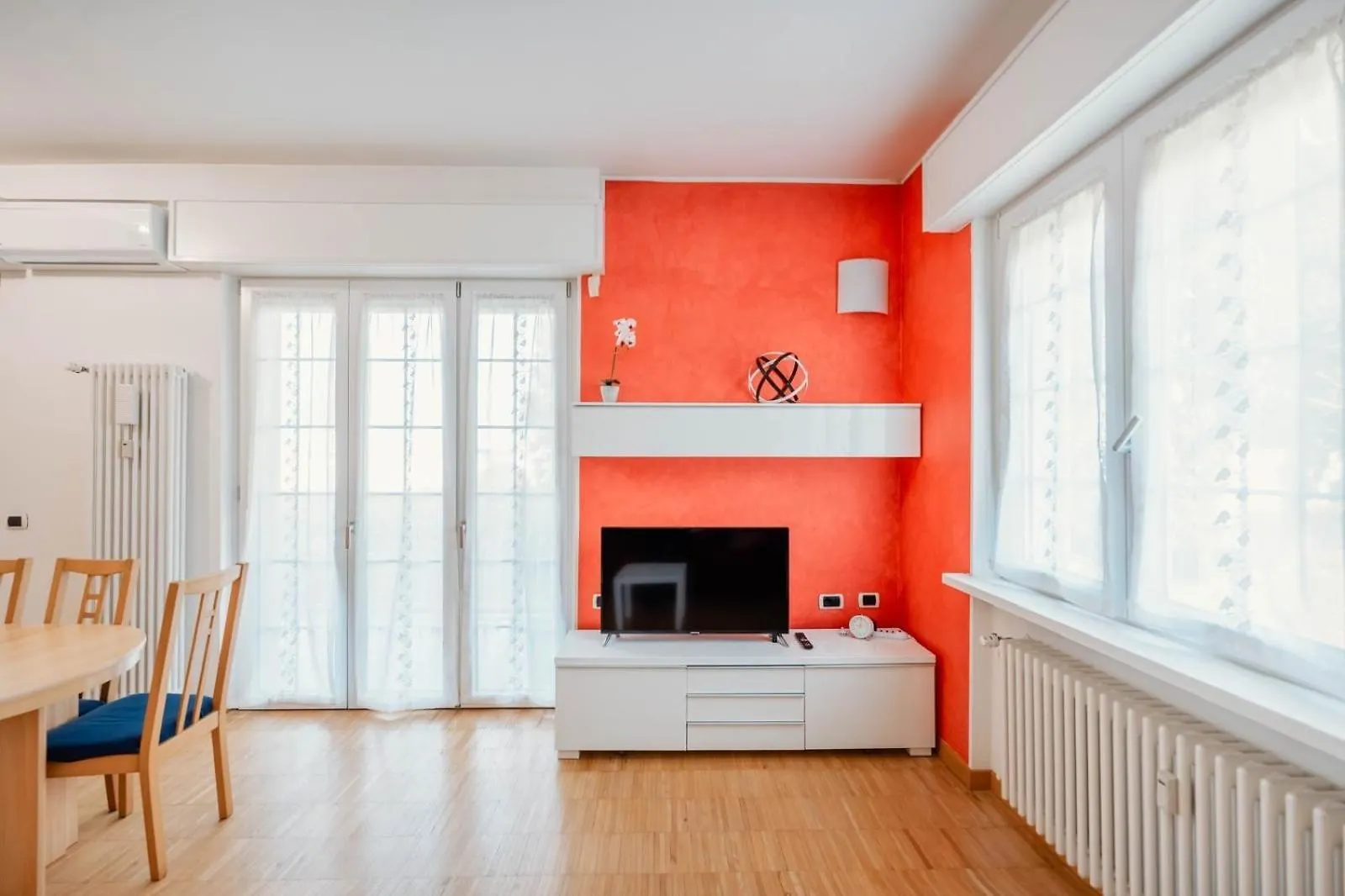 Como-Swiss 15 Min - Big Home With Parking - Terrace - Wifi Olgiate Comasco 0*,  Italy